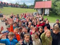 mladsi tabornici cekaji na obed.jpg